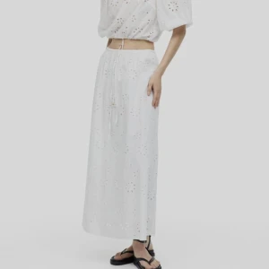 Kjol - Vit långkjol perfekt för sommaren. Jag säljer kjolen eftersom den inte kommer till användning. Nypris 399kr