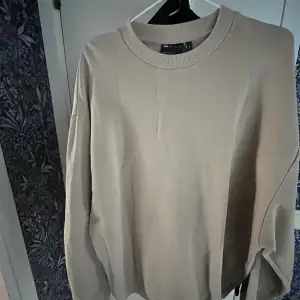 Beige sweatshirt från asos. M. Använd ett fåtal gånger. Skriv för mer info:)