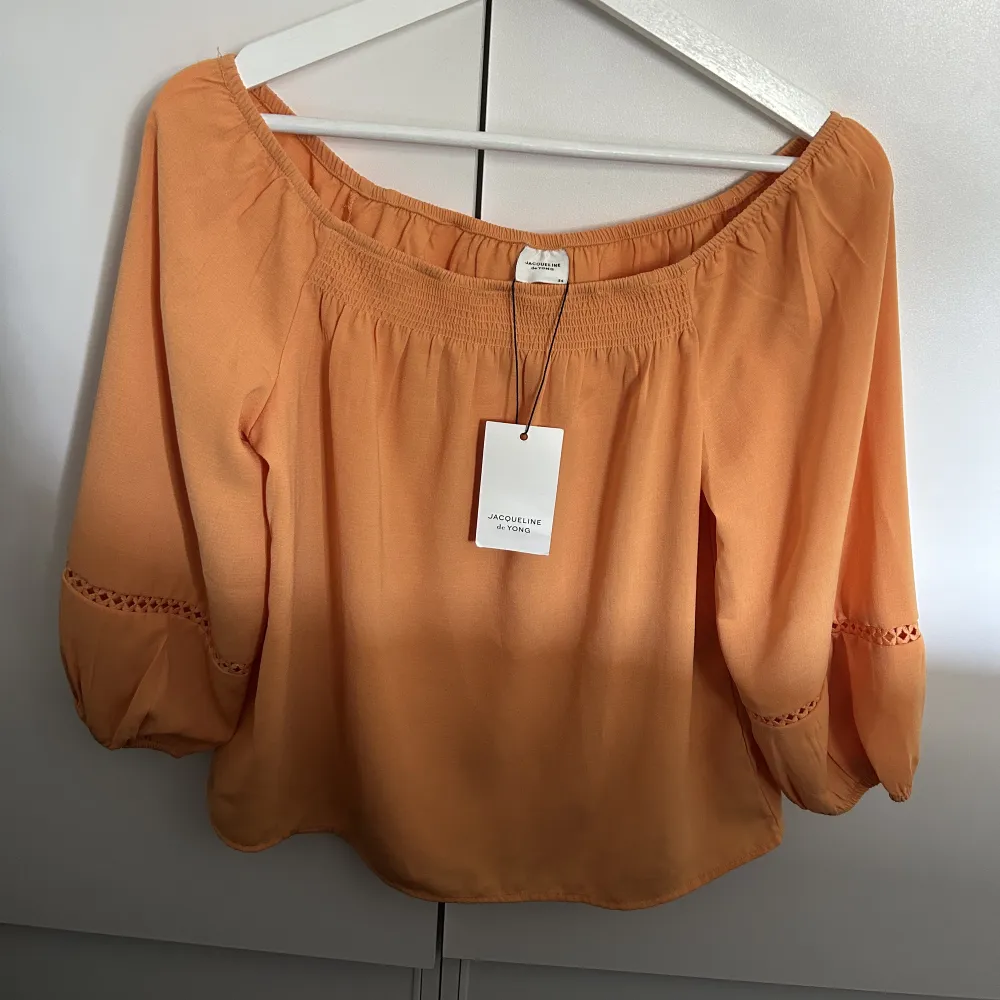 Jättefin orange blus från Jacqueline de Yong! Nypris 279🧡 säljer pågrund av att jag aldrig använt den och kommer inte göra heller då den inte riktigt är min stil🧡 . Blusar.