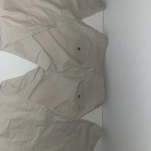 Tommy hillfiger byxor  - Jättefina Tommy hilfiger byxor köpte från beyond retro dem är i perfekt skick utom en liten fläck som knappt syns under högra fickan. Den är ca en storlek 40 i EU storlekar. Köpte dem pågrund av dem fina fickorna längst bak :) buda på pris kan diskuteras!