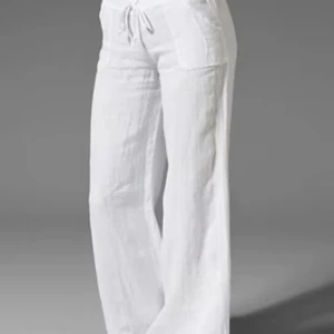 Linnebyxor - Hej! Säljer mina vita linnebyxor från ”light in the box” för att de är tyvärr för korta för mej. Helt i nyskick har dock nån små fläck på högra låret som en syns! Kommer även tvätta och stryka linnebyxorna innan jag skickar iväg de. ÄR 166 CM!