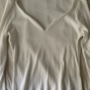 Vit topp - Jätte snygg vit långärmad topp. Knappt använd så jätte bra skick. Passar som m,l och xl. Frakt:66kr🫶🏽