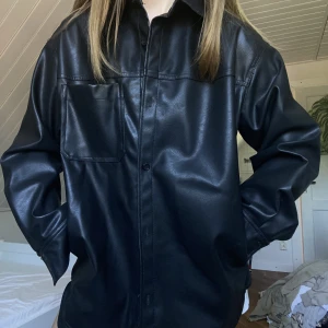 Svart skinnjacka - 🎱Svart skinnjacka/skjorta. Oversized fit, passar en storlek XS-M beroende på hur du vill ha passformen. Frakt tillkommer!