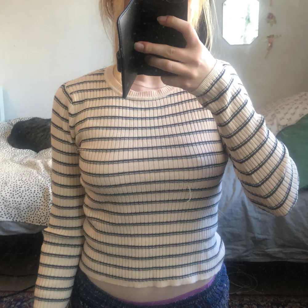 Very soft and stretchy. Warm, perfect for winter. Sadly I don’t know the size but it would probably fit anyone because it’s so stretchy and soft. In great condition and soft. Relatively new, I bought it about 3 years ago . Toppar.
