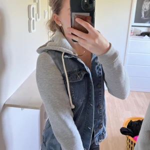 Jeansjacka - Jeansjacka med hoodiematerial på ärmar och luva! Mer frågor på dm!