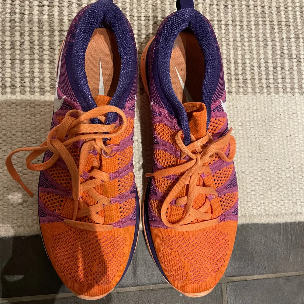 Nike flyknit lunar 2 atomic orange purple. Nästan helt oanvända! Storlek 39, US 8 och UK 5.5. Skor.