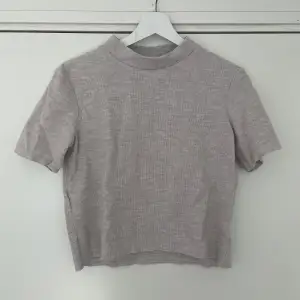 En kort tröja från Zara, använd fåtal gånger, gott skick 🌸