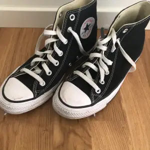 Typ helt nya Converse, använda en gång! Super bra skick! (Slitage märket där fram på skon är helt borta nu!!!!🙌🏻
