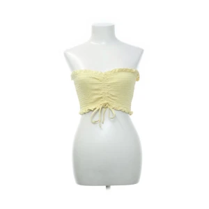 Gul Tubtopp💛 - Gul tubtopp med knytdetalj från bikbok i storlek L, skulle säga att den passa M-XL för den är väldigt stretchig💛 Kommer inte ihåg va den kosta men säljer för 50kr och sen tillkommer frakt🫶