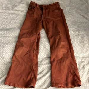 Lois byxor - Supersnygga Lois byxor!!! Höstig orange. Stretchigt material, även runt midjan och sitter jätte skönt!! Sitter fångande runt låren med vida vid vaderna. Fickorna har några lösa trådar men sitter fortfarande fast, går enkelt att sy om. Kan skicka bild🫶