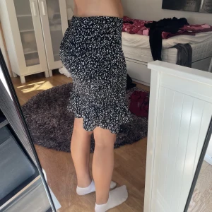 Kjol - Säljer denna jättefina kjol från Giracoo💗 Använd fåtal gånger och i väldigt bra skick💕