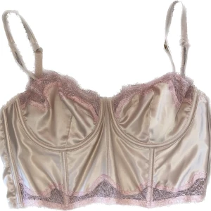 VS corset - en cute VS corset i färgen beige med rosa detaljer labeln är borta men den är i strlk 75C dock passar även mig som har strlk 75B