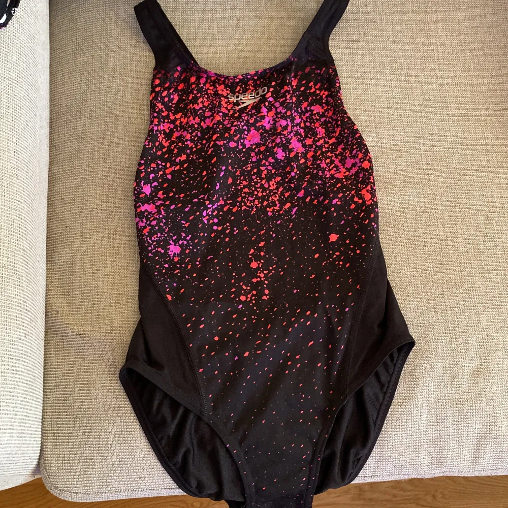 Rosa Nike sport top i storleken M (barnstorlek) för 20kr, har använts ett par gånger. Svart Adidas bad topp i storleken 152 för 50kr, har använts 2 gånger. Speedo baddräkt i storleken 158 för 150kr, har använts 1 gång.. Övrigt.