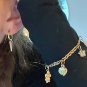 Edblad örhängen  - Nu säljer jag mina Edblad örhängen!! De är knappt använda och väldigt sparsamt använda. (5 gånger max) ❤️💓 SÄLJER IGEN PÅGRUND UTAV OSERIÖS KÖPARE, vid köp tryck på KÖP NU!❤️