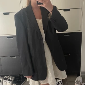 Kavaj - Säljer denna översized gråa kavajen  som jag köpt second hand, men som jag själv aldrig använt. Innertyget är bortklippt i ena armen (se bild 3)🩶vet inte vilket märke kavajen kommer ifrån. Storlek 50 i herrstorlek. 