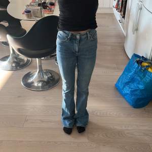 Ett jätte fina bootcut jeans. Säljer på grund av storlek. Har inte använt utan jag har bara dragit av prislappen samt inga täcken på användning! 
