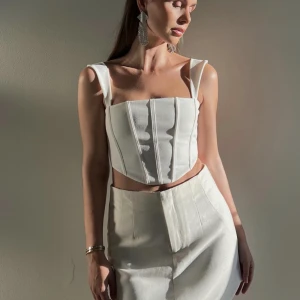 Korsettop  - Säljer denna helt slutsålda toppen från gina, storlek xs men passar mig som har s/m eftersom den är justerbar i ryggen 💞