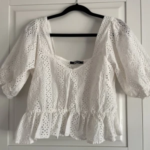 Gina tricot blus - Säljer denna vita Gina tricot blus, aldrig använd 🥰storlek 38