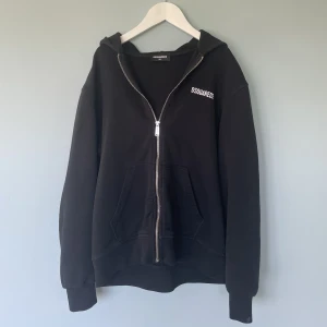 Dsquared2 zip hoodie 170 cm - Säljer denna coola zip hoodie ifrån Dsquared2 som kommer vara perfekt under sommaren | Skick: 8/10 | Nypris: 3300 kr | Budgivningen kickar igång på 1 kr | Hör av er vid minsta fråga eller fundering :)