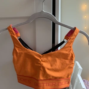 Sportbh - Jätteskön tränings bh från better bodies i storlek S men passar xs också🫶. Man kan spänna banden i ryggen och resåren under brösten är som ny😍.