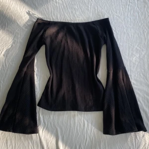 Off shoulder topp  - Så snygg off shoulder topp med vida armar! Kommer lägga upp bilder på hur den ser ut på senare. Köps helst via köp nu 💋