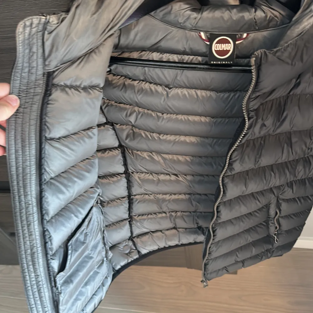 Colmar jacka i super bra skick! inga slitningar eller hål osv🥰Den passar perfekt till höst/vinter och är ganska lik moncler jackorna i kvalitet och utseende 🌸Byter ej:). Jackor.