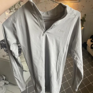 Träningströja  - använd en handfull gånger då den inte riktigt är min stil. Som ny :) köparen står för frakt✈️