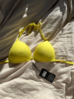Bikini Gul - Säljer min gula bikini då den aldrig komemr till användning. Du kan använda köp nu 