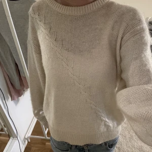 Stickad tröja - Köpt secondhand men i fint skick, däremot lite nopprig❤️