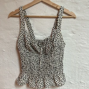 Hjärtmönstrad topp - Söt topp från topshop med små hjärtan på i strl 36. Kan skicka bilder med den på vid önskemål!