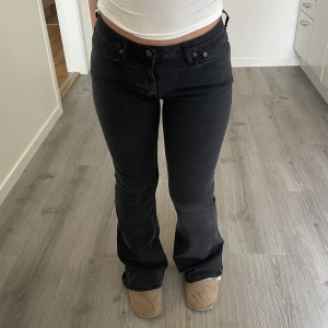 Lågmidjade jeans  - Lågmidjade jeans från weekday, aldrig använd endast testade och har prislappar kvar!. Skriv för fler bilder😊