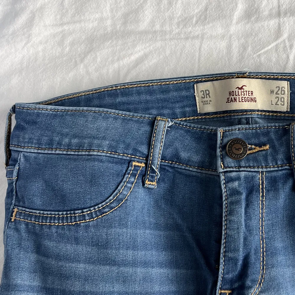 Ett par lågmidjade jeans ifrån hollister i superfint skick, inga defekter ✨Skicka för bilder på. Jeans & Byxor.