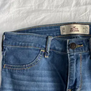 Ett par lågmidjade jeans ifrån hollister i superfint skick, inga defekter ✨Skicka för bilder på