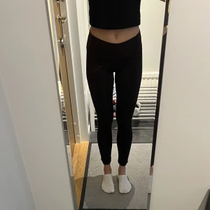 Leggings  - Bruna leggings från Gina Tricot i strl S. Aldrig använda. 