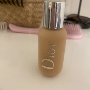 Dior foundation (färg 2N) - Säljer denna dior foundation som är i väldigt nyskick. Foundationet är endast testat 2 gånger och är tyvärr för mörk för mig. Färgen skulle passa på någon som använder en neutral medium färg när det gäller foundation. Köpt för 510 kr säljer för 350 kr.