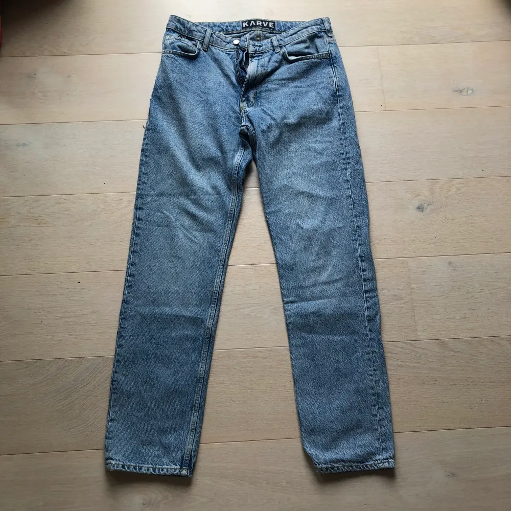 Snygga jeans från Carlings i rak modell🤝byxorna är i storlek 30 herrstorlek och saknar defekter. Byxorna är sparsamt använda och nypris är 950kr!. Jeans & Byxor.