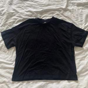 Oversized T-shirt från Bikbok. Storlek M kvinna. Jätteskum till vardags eller att sova i. 🤩
