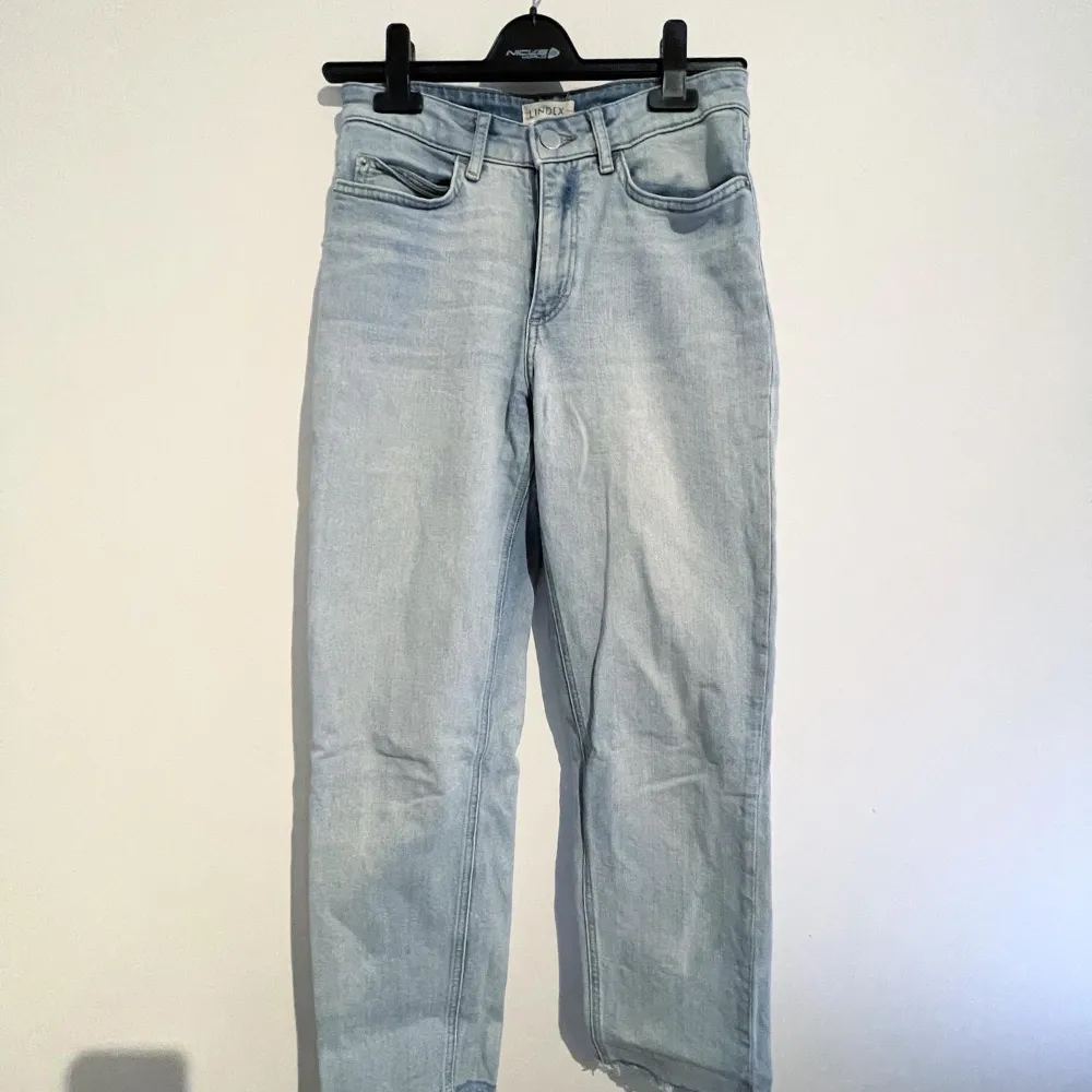 Straight jeans som är såå strechiga och sköna och sitter såå bra! I storlek 34 men passar även 36!. Jeans & Byxor.