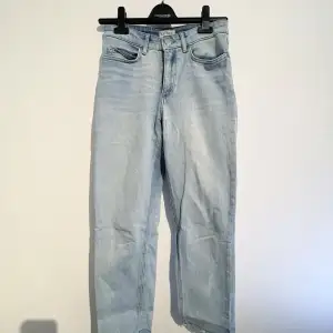 Straight jeans som är såå strechiga och sköna och sitter såå bra! I storlek 34 men passar även 36!