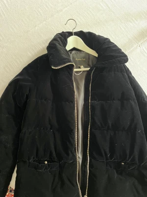 Massimo Dutti jacka - Väldigt mörkblå, nästan svart. Använd ett fåtal gånger. Material är sammet/dun. 