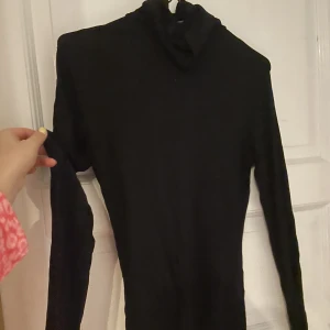 Svart långärmad turtleneck  - Simpel och mjuk turtleneck, stretchigt material. Tightare i halsen