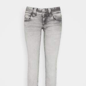 Säljer skit snygga Peppe jeans kommer tyvär inte till andvänding längre💞 skriv för mer privata bilder å frågor💞💞