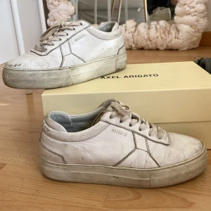 Axel Arigato skor - Helt okej skick, storlek 37. Skorna behöver endast tvättas och fräschas till.