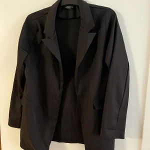 Kavaj - Svart kavaj, använd men bra skick fortfarande 