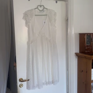 Klänning - Drömmig student eller sommarklänning från Vila! Endast testad, aldrig använd!  Köpt för 499kr och jag säljer den för 350kr + frakt 🌸 