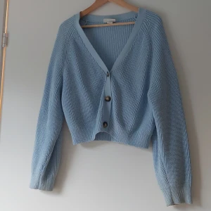 Monki tröja - En riktigt skön tröja från monki i en jättefin färg som tyvärr inte helt passar mig så därför säljer jag den nu💕🌱