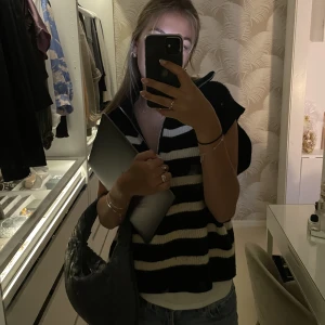 Stickad tröja - Säljer nu min skit snygga stickade zip tröja från zara. Den är endast andvänd 3 gånger och i super bra skick. Skriv om fler bilder😁(fläcken på bilden är på spegeln😘)