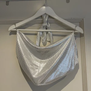 Fest topp - En silver glittrig fest topp från SHEIN i storleken L. Råkade köpa 2 av samma topp så säljer den ena. Säljer för 25 kr + frakt. 