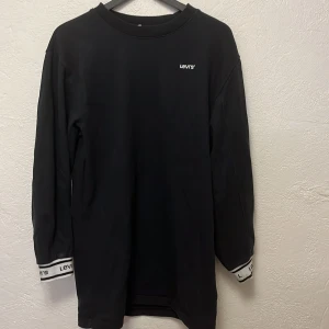 Klänning/tjocktröja  - En klänning fast gjord i samma material som en tjocktröja/Hoodie. Använd några gånger och är i bra skick. 