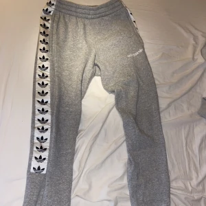 Adidas Mjukisbyxor - Grå adidas mjukisar. Stlk S. Super sköna. 